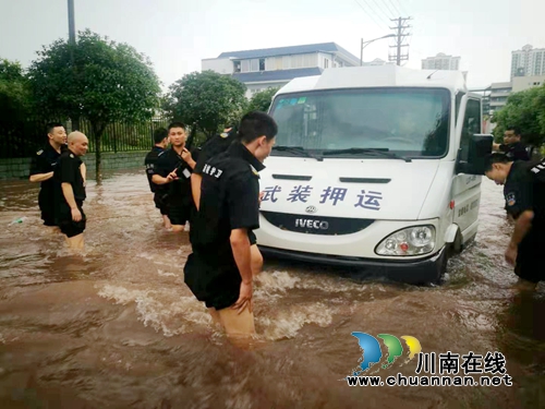 泸县:暴雨成灾堵运钞车 保安公司“水战”救钱(图1) 泸县:暴雨成灾堵运钞车 保安公司“水战”救钱(图1)