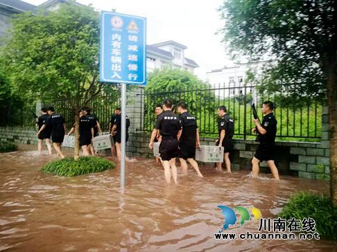 泸县:暴雨成灾堵运钞车 保安公司“水战”救钱(图4) 泸县:暴雨成灾堵运钞车 保安公司“水战”救钱(图4)