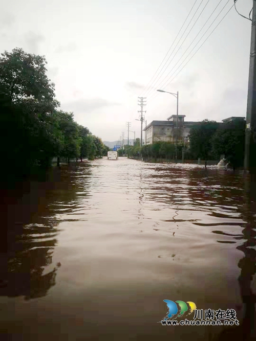 泸县:暴雨成灾堵运钞车 保安公司“水战”救钱(图6) 泸县:暴雨成灾堵运钞车 保安公司“水战”救钱(图6)
