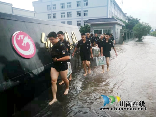 泸县:暴雨成灾堵运钞车 保安公司“水战”救钱(图5) 泸县:暴雨成灾堵运钞车 保安公司“水战”救钱(图5)
