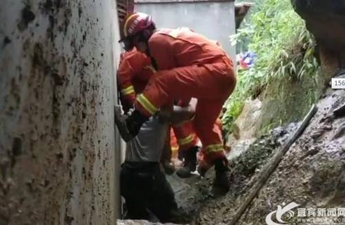 山体滑坡男子被困&nbsp;宜宾消防紧急营救(图1)