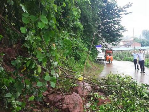 暴雨来袭&nbsp;自贡沿滩民警全警动员疏散被困群众(图1)