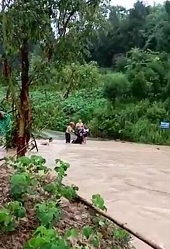 内江:摩托过桥被冲走 车上3人暴雨中紧抱大树(图1) 内江:摩托过桥被冲走 车上3人暴雨中紧抱大树(图1)