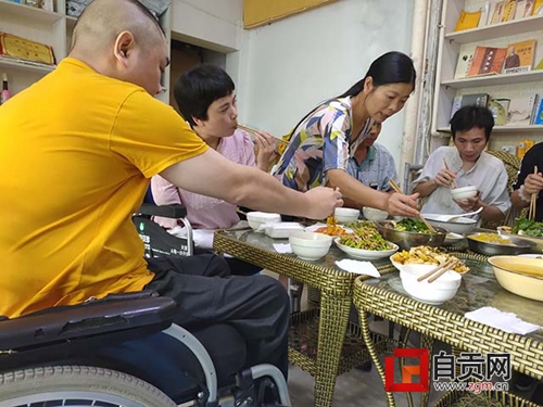 为了无血缘关系的“家人”&nbsp;自贡女子兼职打工(图2)