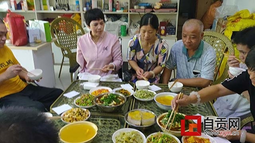 为了无血缘关系的“家人”&nbsp;自贡女子兼职打工(图3)