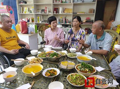 为了无血缘关系的“家人”&nbsp;自贡女子兼职打工(图6)