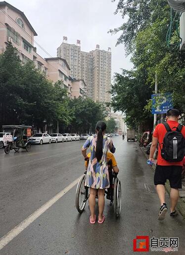 为了无血缘关系的“家人”&nbsp;自贡女子兼职打工(图7)