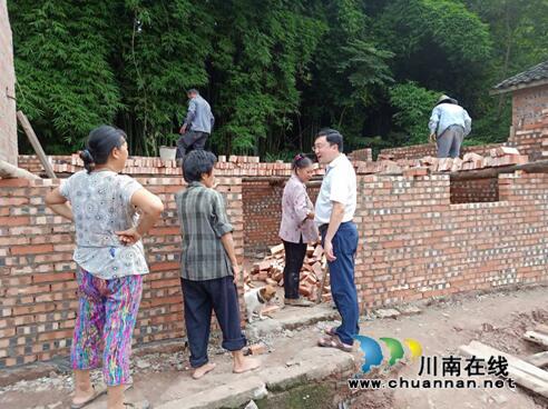 泸县百和镇开展“两不愁三保障”对标补短工作督查(图1)