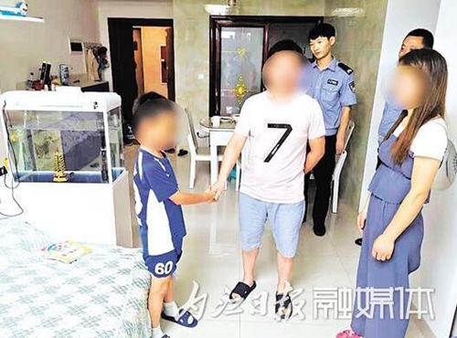 未做作业被打&nbsp;内江9岁男孩报警：我被家暴了(图1)