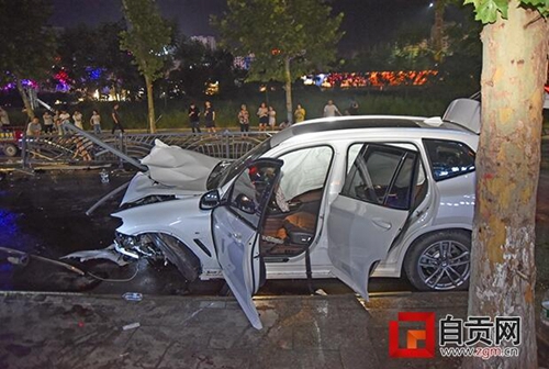 自贡：轿车撞上护栏&nbsp;司机被钢管刺穿(图1)