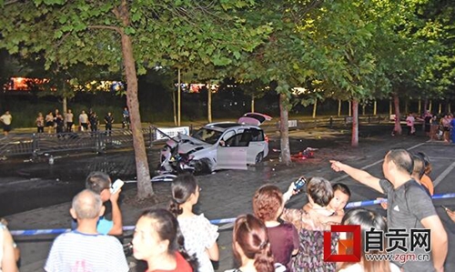 自贡：轿车撞上护栏&nbsp;司机被钢管刺穿(图2)