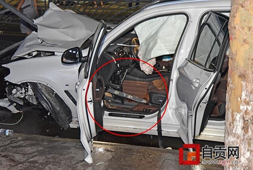 自贡：轿车撞上护栏&nbsp;司机被钢管刺穿(图3)