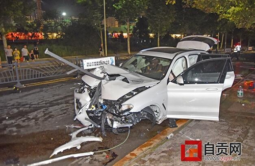 自贡：轿车撞上护栏&nbsp;司机被钢管刺穿(图4)