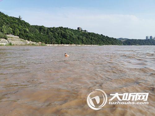 水位陡涨&nbsp;泸州长航公安一天3次救起遇险者(图1)