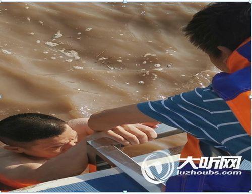 水位陡涨&nbsp;泸州长航公安一天3次救起遇险者(图2)