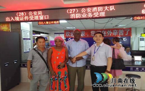 宜宾江安县行政审批和非公经济发展局公安出入境窗口热情为外国友人办理居住证(图1)