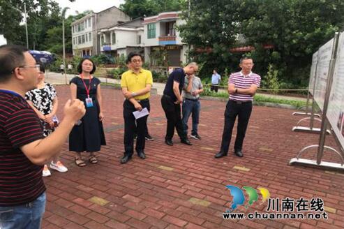 宜宾市人大常委会副主任陈厚生一行到长兴镇东升村调研村务公开工作(图1) 宜宾市人大常委会副主任陈厚生一行到长兴镇东升村调研村务公开工作(图1)