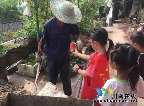 龙马潭区罗汉街道化工苑社区组织未成年人志愿者开展“夏日送清凉”志愿服务活动(图1)