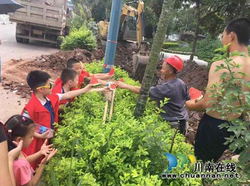 龙马潭区罗汉街道化工苑社区组织未成年人志愿者开展“夏日送清凉”志愿服务活动(图2)