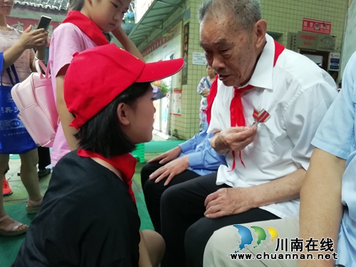 “铭记革命历史，传承红色精神”青少年听老兵讲故事活动(图2)