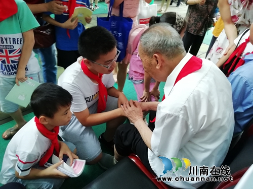 “铭记革命历史，传承红色精神”青少年听老兵讲故事活动(图3)