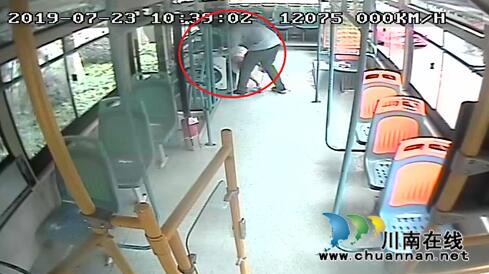 乘客车内晕倒&nbsp;泸州90后公交司机悉心照顾送医(图1)