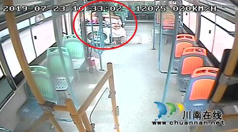 乘客车内晕倒&nbsp;泸州90后公交司机悉心照顾送医(图2)
