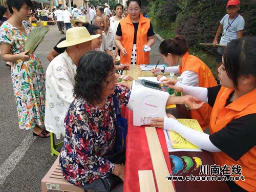 江阳区张坝街道沙坪社区开展“一分钱亿份心”大型助老公益活动(图2)