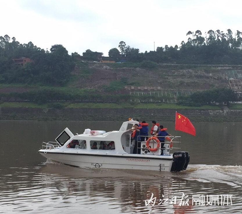 内江首艘城管执法艇亮相甜城湖(图2)
