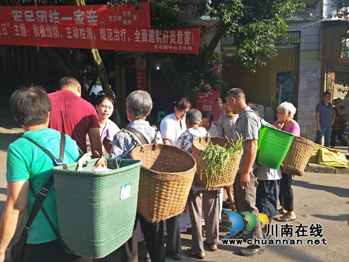 泸县立石镇开展“世界肝炎日”宣传活动(图1)