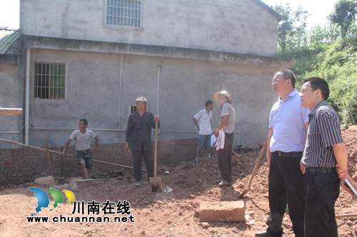 张福荣到泸县海潮镇督查脱贫攻坚整改工作(图1)