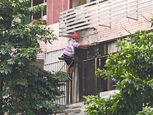 宜宾老旧大楼外墙瓷砖突然脱落伤人&nbsp;谁担责？(图2)