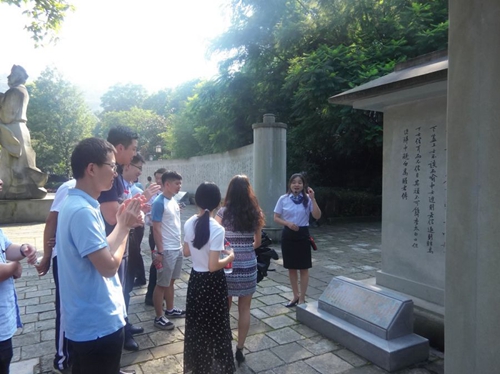 清华学子感受宜宾流杯池厚重历史文化(图2) 清华学子感受宜宾流杯池厚重历史文化(图2)