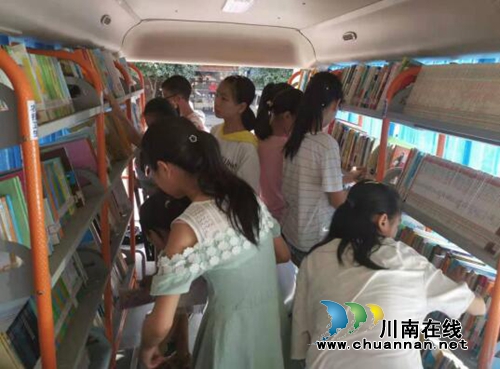 七彩假期筑童年&nbsp;流动图书车走进合江福宝镇(图1)