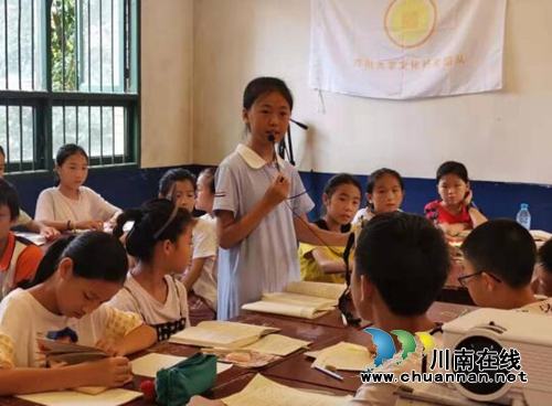 七彩假期筑童年&nbsp;流动图书车走进合江福宝镇(图2)