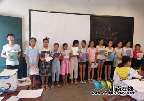 七彩假期筑童年&nbsp;流动图书车走进合江福宝镇(图3)