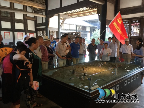 江阳区华阳街道瓦窑坝社区开展“重温军旅生涯,缅怀革命先烈”主题活动(图1) 江阳区华阳街道瓦窑坝社区开展“重温军旅生涯,缅怀革命先烈”主题活动(图1)