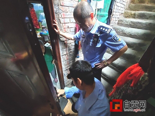 反锁屋头一晚上&nbsp;自贡流动警务站帮夫妻“解围”(图1)