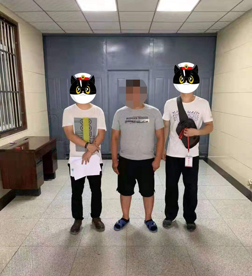 达州男子向邻桌敬酒遭拒&nbsp;掀餐桌打民警被刑拘