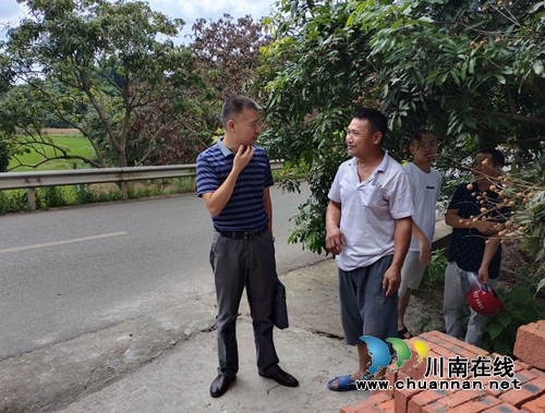 张胜春到泸县海潮镇走访贫困户整改情况