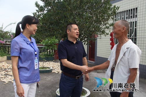 泸县法院院长谢杰到云龙镇走访慰问优秀退役军人(图1) 泸县法院院长谢杰到云龙镇走访慰问优秀退役军人(图1)