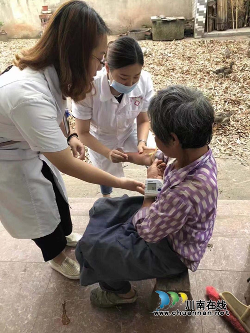 合江县先市镇送医到田间地头(图2)