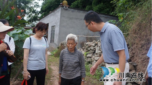 泸县立石镇召开脱贫攻坚大排查问题整改现场办公会(图1)