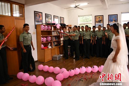 泸州女孩跨越2000公里赴男友部队“求婚”(图1)