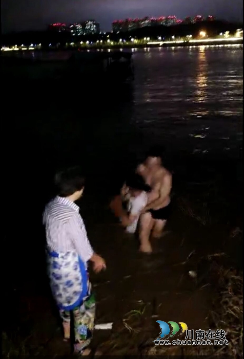 龙马潭一女子跳河轻生&nbsp;岸边散步居民入水救人(图2)