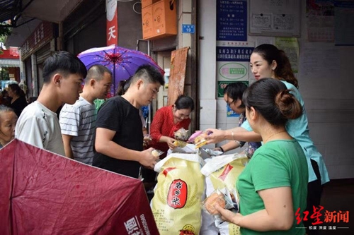 宜宾：半夜洪水突涨&nbsp;听到呼救众人敲窗救人(图2)