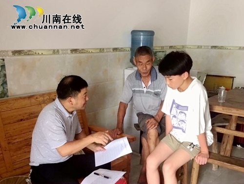 泸县六中党员干部：牺牲暑假&nbsp;逐户慰问贫困生(图2)