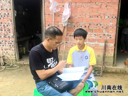 泸县六中党员干部：牺牲暑假&nbsp;逐户慰问贫困生(图4)