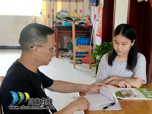 泸县六中党员干部：牺牲暑假&nbsp;逐户慰问贫困生(图6)