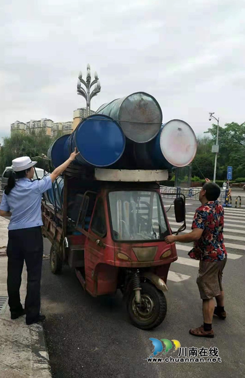 泸县：三轮摩托车没买保险还逾期未年检&nbsp;违规载物上路被查(图1)